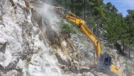 Büyükşehir Belediyesi’nden Pembelik’te yol çalışması