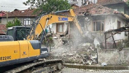 Hasarlı ve metruk yapıların yıkımı sürüyor