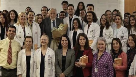 İlber Hoca tıp fakültesi öğrencilerine ve sağlık çalışanlarına 570. Yılında İstanbul’un Fethini anlattı