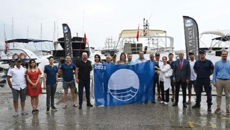 Kemer’de 4 tekneye mavi bayrak belgesi verildi