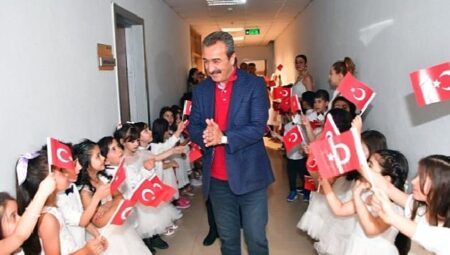 Kreş öğrencilerinin mezuniyet sevinci