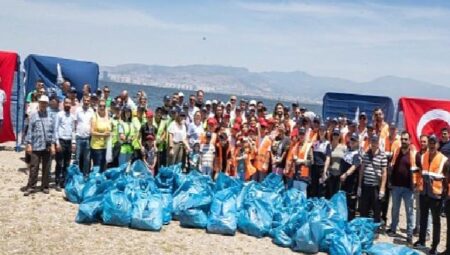 Başkan Soyer daha temiz bir İzmir için çocuklar ve gönüllülerle atık topladı “Doğamıza sahip çıkmak, farkındalık yaratmak için bu çalışmayı yapıyoruz”