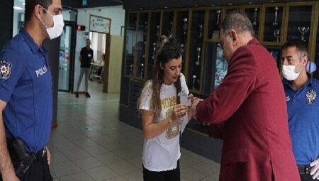 Çalık sınava saniyeler kala genç adayın yardımına koştu