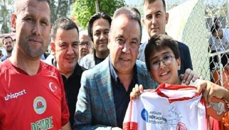 Çiftçi Kupası’nın başlama vuruşunu Başkan Böcek yaptı