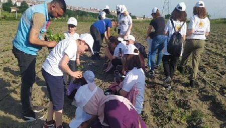 Çocuklar yerel fideleri toprakla buluşturdu