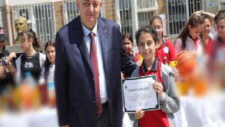 Gemlik’te duyarlı öğrenciler körfezin kirlenmesini önlüyor