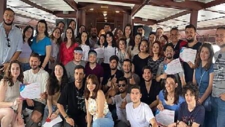 Genç İzmirliler yaza merhaba dedi