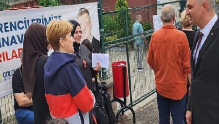 Gölcük Belediye Başkanı Sezer öğrencilere başarılar diledi