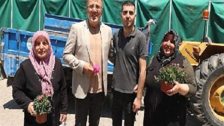 Mezarlıklarda vatandaşlara karanfil dağıtıldı