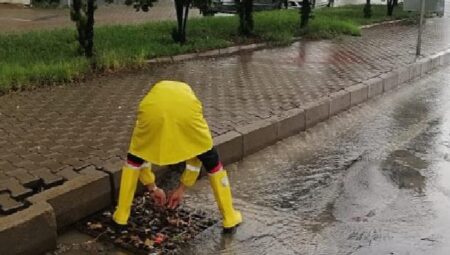 Nevşehir’de etkili olan sağanak yağış ve sonrasında belediye ekipleri yoğun bir çalışma yürüttü