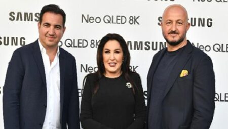Samsung, Nükhet Duru’nun eşsiz sahne performansıyla 2023 model televizyonlarını İzmir’de tanıttı