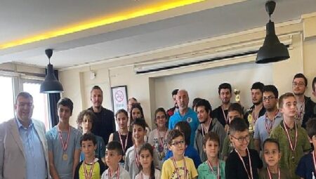 Seferihisar Belediyesi, okulların kapanmasıyla Teos Yaratıcı Yazarlar Evi’nde “Yaza Merhaba Satranç Turnuvası” düzenledi.