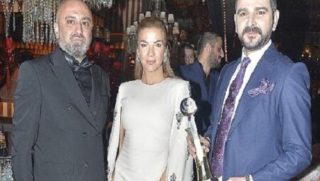Semih Sarıalioğlu ödülünü ünlülerle kutladı