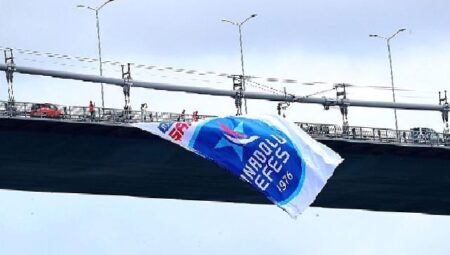 Anadolu Efes’in Şampiyonluk bayrakları bir kez daha İstanbul Boğazı’nda