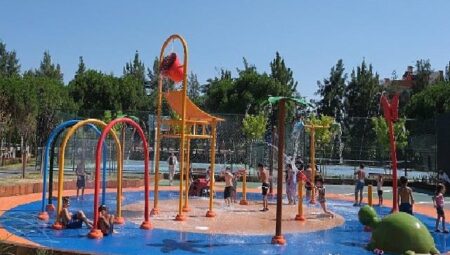Aydınlı çocuklar sıcaklarda serinlemenin en güzel yolunu buldu