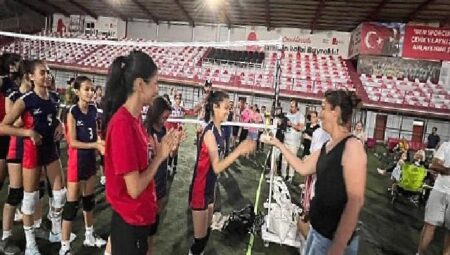 Bayraklı’da voleybol şenliği