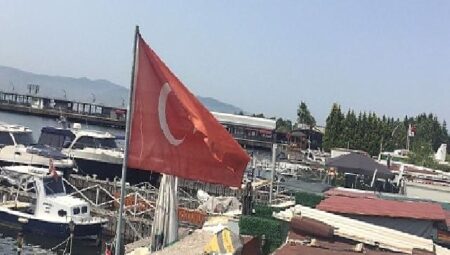 Büyükşehir Zabıtası rengi solan Türk Bayrağını yenisiyle değiştirdi