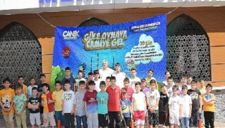 Canik’te Camiye Gelen Çocuklar Hediyelerin Sahibi Olacak