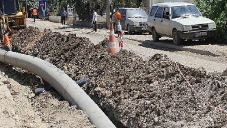 Finike merkezindeki eskiyen içme suyu boruları yenileniyor
