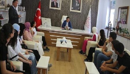 İzmir İl Milli Eğitim Müdürü Doç. Dr. Murat Mücahit Yentür LGS 2023’te Başarı Gösteren İmam Hatip Öğrencileriyle Bir Araya Geldi