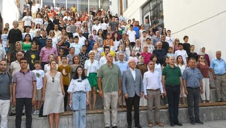 Karabağlar Belediyesi’nden başarılı öğrencilere bisiklet armağanı