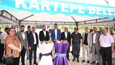 Kartepeliler kent meydanında bayramlaştı