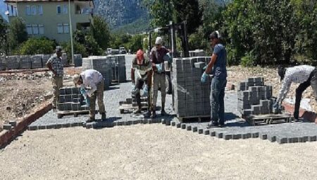 Kemer’de yol ve kaldırım çalışmaları