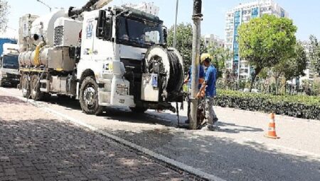 Konya Büyükşehir taşkın riskine karşı kanalizasyon hatlarını temizliyor