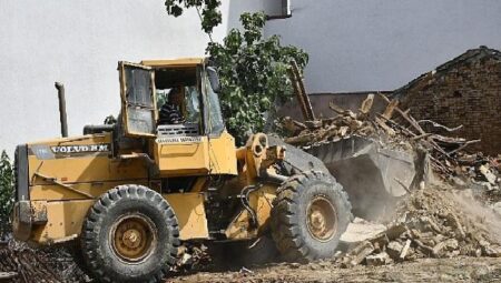 Malkara Belediyesi tarafından metruk binaların yıkımına devam ediliyor