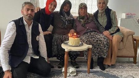 Pambuk teyze 79 yaşında ilk doğum gününü kutladı 