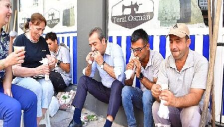 Soner Çetin işçilerle ekmeğini paylaştı