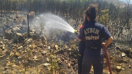 Antalya Büyükşehir Belediyesi’nin kadın itfaiyecilerinden hızlı müdahale
