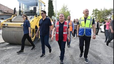 Başkan Böcek Döşemealtında asfalt çalışmalarını inceledi