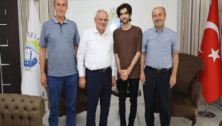 Başkan Öztürk’ten Başarılı Öğrenciye Altın Hediyesi