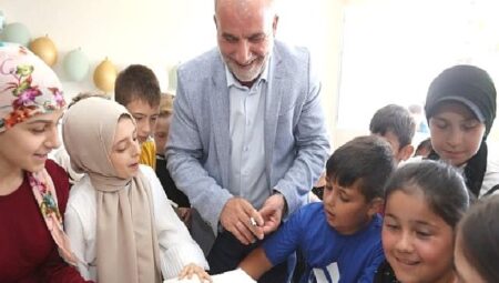 Başkan Sandıkçı’dan Miniklere Hediye