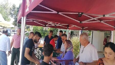 Başkan Topaloğlu’ndan vatandaşlara aşure ikramı