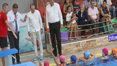 Başkan Tugay, “ayda 1100 çocuğumuza yüzme öğretiyoruz”