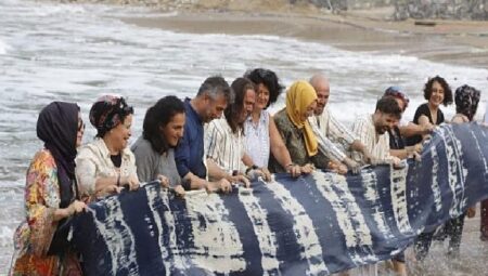Cumhuriyet’in 100. Yılı anısına hazırlanan 100 metre uzunluğunda Şile Bezi denizle kavuştu