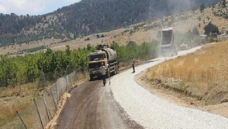 Finike Ördübek yayla yolunda asfalt çalışması