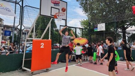 Gölcük sahilinde heyecan sırası sokak basketbolunda 