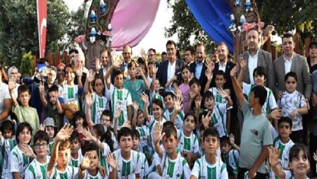 Hayallerindeki kahramanları gören çocuklar bu parka hayran kaldı