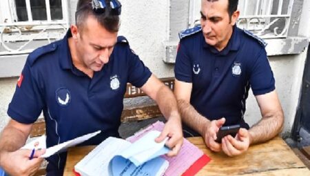 İzmir’de çığırtkan ve hanutçu operasyonu