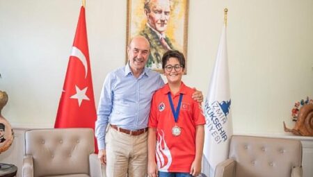 İzmirli satranç şampiyonu Başkan Soyer’i ziyaret etti