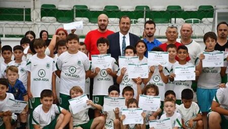 İznikspor Yaz Futbol Okulunda Sertifika Heyecanı