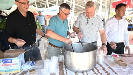 Kuzdere pazar yerinde vatandaşlara aşure ikramı
