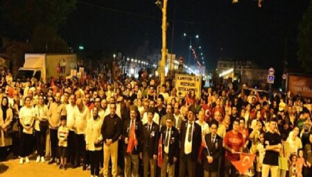 Mustafakemalpaşa’da sokaklar fener alayı ile aydınlandı.