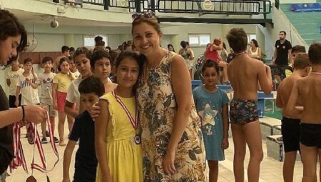 Sezon sonu yüzme müsabakasında tüm sporcular yarıştı