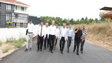 Yeniceköy Mahallesinde Yol Kaplama Çalışmaları Sürüyor