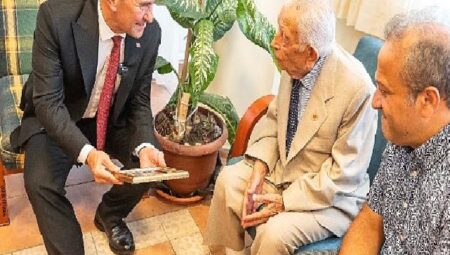 Başkan Soyer asırlık çınar İsmail İnceboy’u ziyaret etti