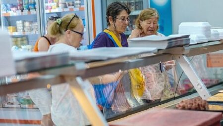 Halk Market ve Halk Giyim Seferihisarlıların yüzünü güldürüyor